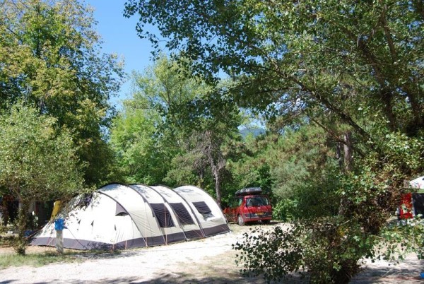 Emplacement Confort Plus 2 Pers. - Camping la Pinède