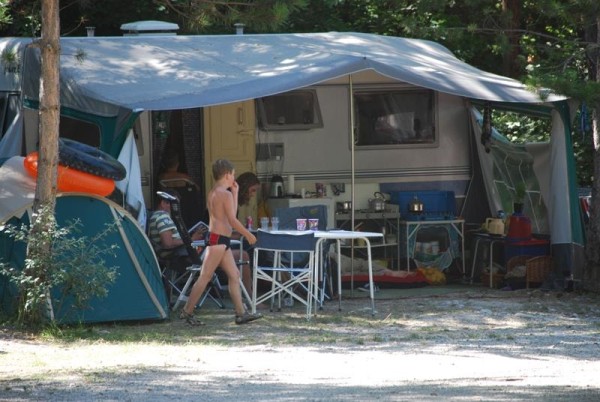 Emplacement  Confort 2 Pers. - Camping la Pinède