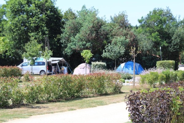 Pitch : car + tent or caravan 1/5 Ppl. - Camping Au Pré de l'Etang