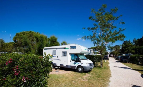 Privilege Package (1 tent, caravan or motorhome / 1 car / electricity 10A) + Water point 2 Ppl. - Camping Neptune