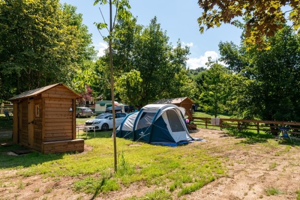 Forfait Premium Freecamp - emplacement équipé d'un bloc sanitaire privatif 2/6 Pers. - Flower Camping Le Val de l'Arre