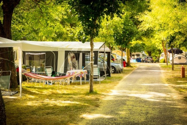 Emplacement Confort électrifié 2 Pers. - Flower Camping Le Val de l'Arre