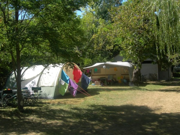 Pitch : car + tent or caravan + electricity 2/6 Ppl. - Camping Les CERISIERS