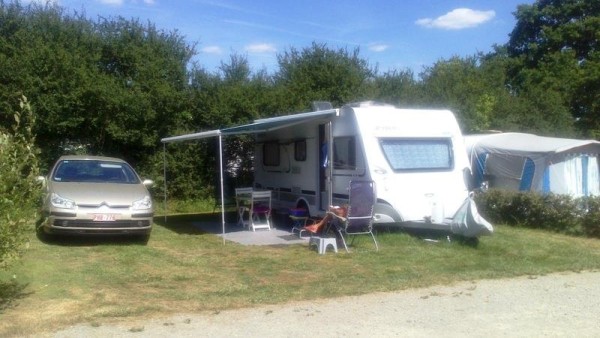 Forfait B (1 tente, caravane ou camping-car / 1 voiture / électricité 6A) 6 Pers. - Camping les Brillas