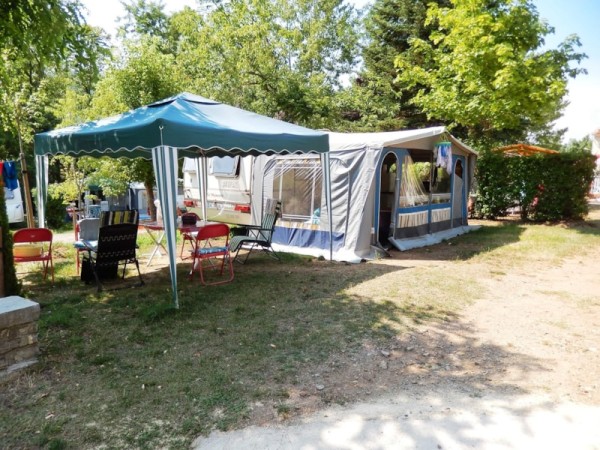 Comfort pitch with electricity 10 A (1 tent or caravan or motorhome) + 1 vehicle 2/6 Ppl. - Flower CAMPING LES FAUVETTES