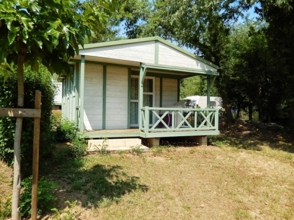 Chalet GECKO Standard 20m² (2 bedrooms) + sheltered terrace 7m² 5 Ppl. - Flower CAMPING LES FAUVETTES