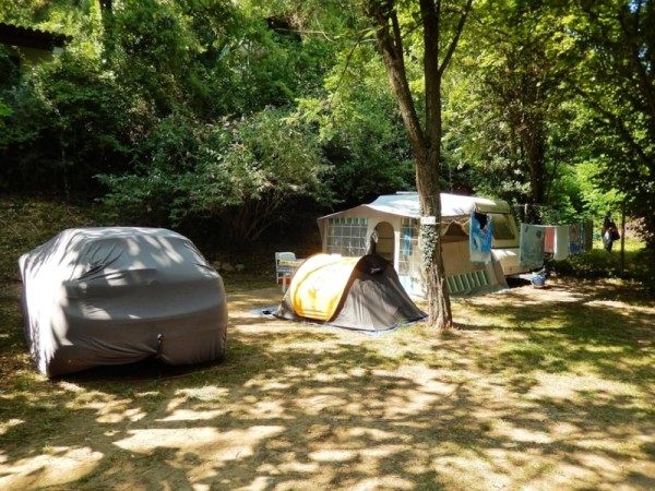 PREMIUM pitch with electricity 10 A (1 tent or 1 caravan or 1 camping car) + 1 vehicle 2/6 Ppl. - Flower CAMPING LES FAUVETTES