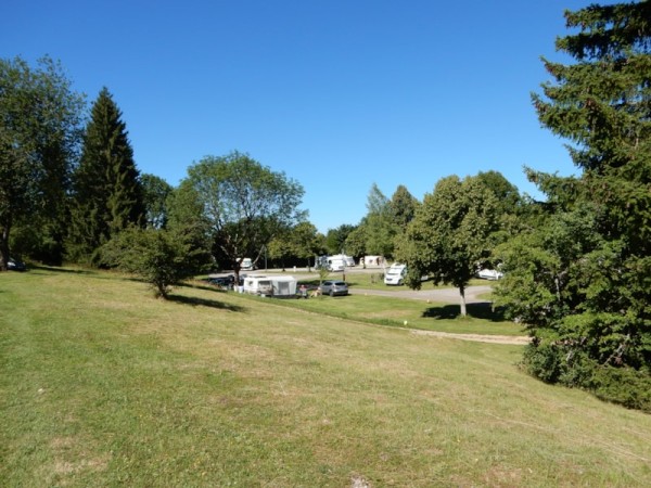 Emplacement sans électricité (tente, caravane ou camping car) 1/5 Pers. - Camping Le Champ de Mars