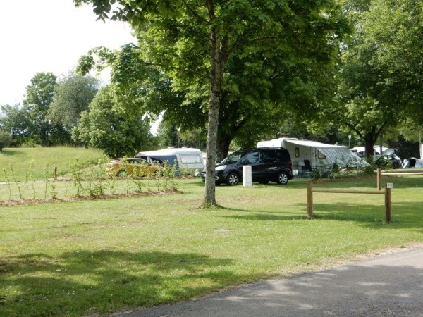 Emplacement avec electricité (tente, caravane ou camping car) 1/5 Pers. - Camping Le Champ de Mars