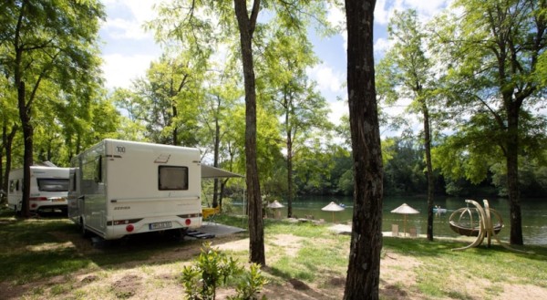 Emplacement Premium "Vue rivière", électricité 10 ampères comprise 2/6 Pers. - CAMPING LA ROUBINE