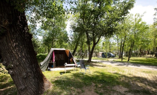 Emplacement Standard, électricité 10 Ampères comprise 2/6 Pers. - CAMPING LA ROUBINE