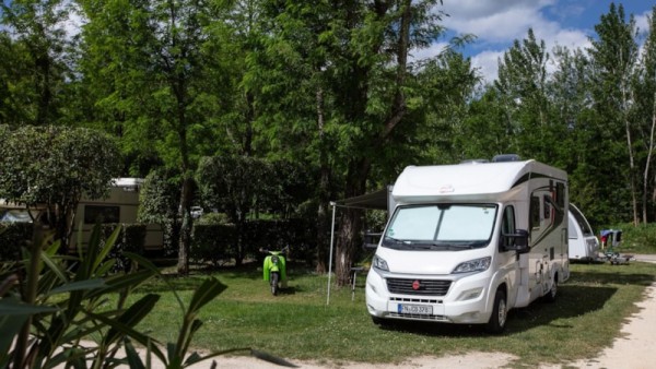 Emplacement Confort, électricité 10 ampères comprise 2/6 Pers. - CAMPING LA ROUBINE