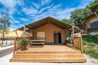 NEW 2023 Lodge Safari: a glamping-style tent with a large terrace, with sanitary facilities 4 Ppl. - Camping Le Pont de Mazerat