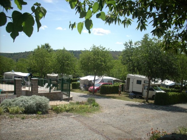 PITCH FOR TENT OR CARAVAN OR CAMPING CAR 1/5 Ppl. - CAMPING LES CHATAIGNIERS