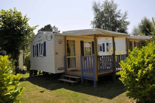 Mobil-home Standard 15m² - 2 chambres -  terrasse couverte - TV 4 Pers. - Flower Camping Le Kerleyou