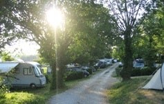 Premium Pitch Package with 10A electricity, fridge, table, 4 chairs and BBQ 1/6 Ppl. - Camping le Grand Cerf