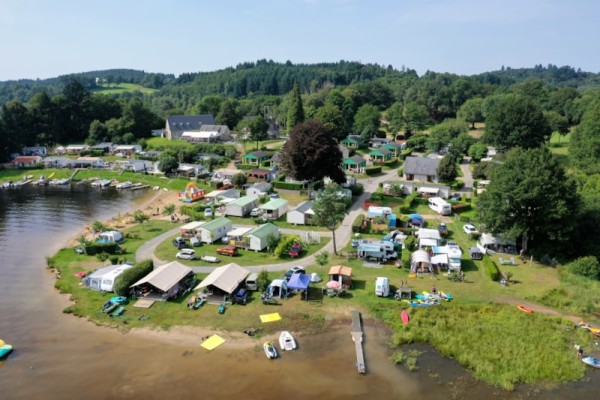 Forfait Privilège - au bord du lac (1 tente, caravane ou camping-car / 1 voiture / électricité 10A) 2 Pers. - Flower Camping Le Port de Neuvic