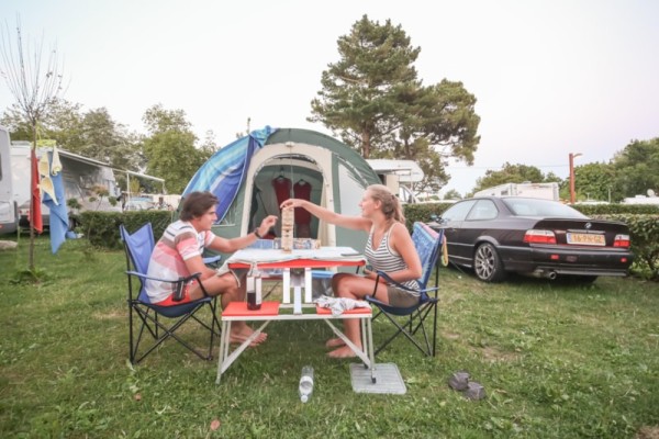 Forfait CONFORT (1 tente, caravane ou camping-car / 1 voiture / électricité 6A) 2 Pers. - Flower Camping Le Conleau