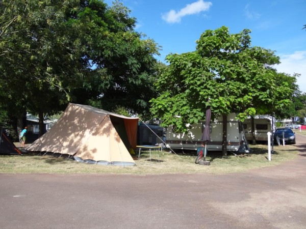 Emplacement tente / caravane  + 1 véhicule 2/6 Pers. - Camping OSTREA