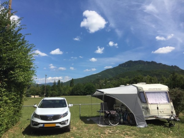 Emplacement avec électricité, vue sur le mont Cresta (1 véhicule + 1 tente ou 1 caravane) 2/6 Pers. - Camping Les Chapelains