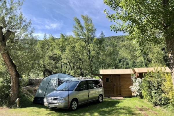 Emplacement Premium avec sanitaire privé (1 véhicule + 1 tente ou 1 caravane) 2/6 Pers. - Camping Les Chapelains