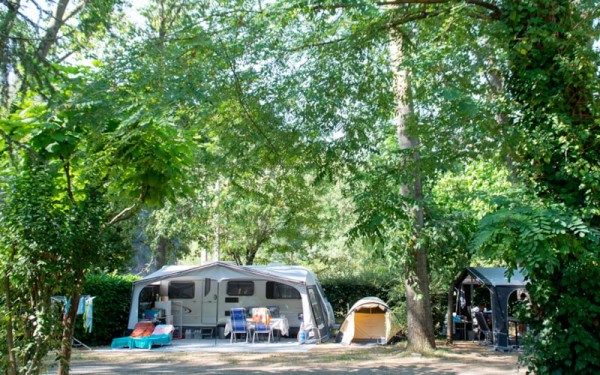 Camping pitch with 10A electricity for 1 vehicle + tent/caravan or camping-car 2/6 Ppl. - Camping Ardèche Domaine de Gil