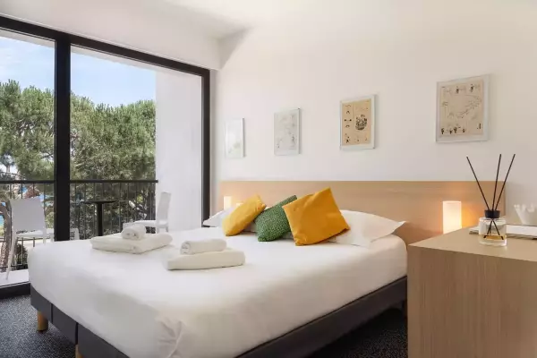 Chambre Parentale vue Pinède avec balcon - Grand Hôtel du Golfe